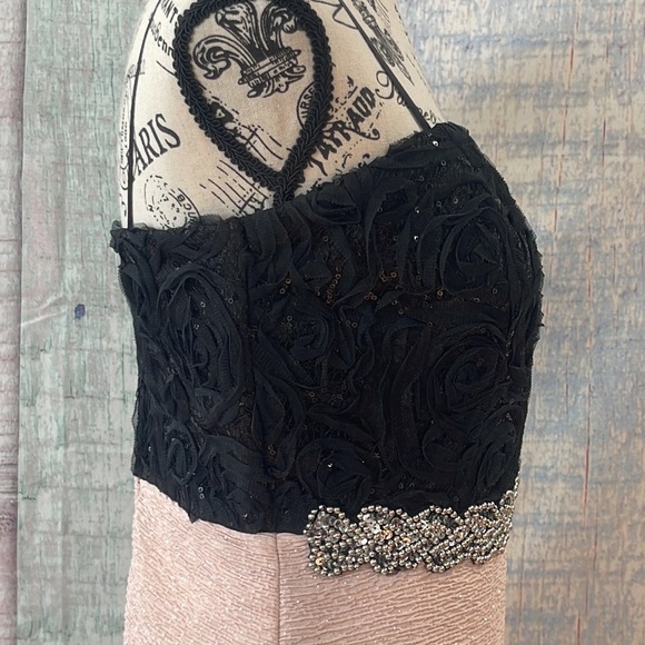 - In excellent condition Woman’s City Triangles dress. Size is 9. - Picture 8 of 16